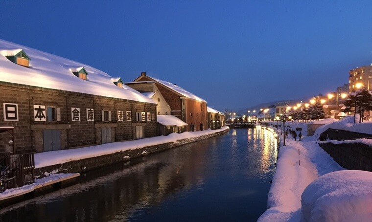 雪が降り積もった北海道小樽の運河