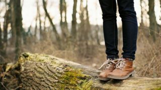 寒い森の中でブーツを履いている女性の両足